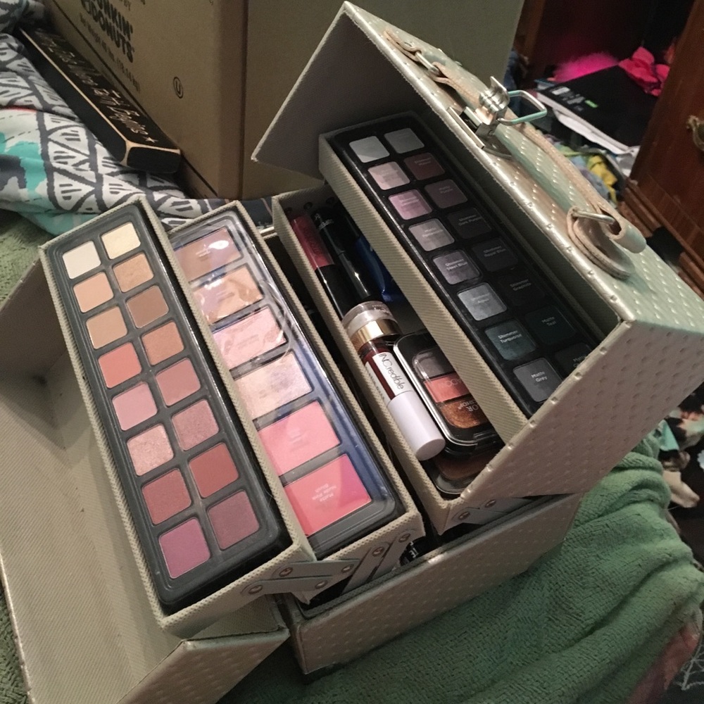💋PRICE DROP💋HUGE Lot of makeup